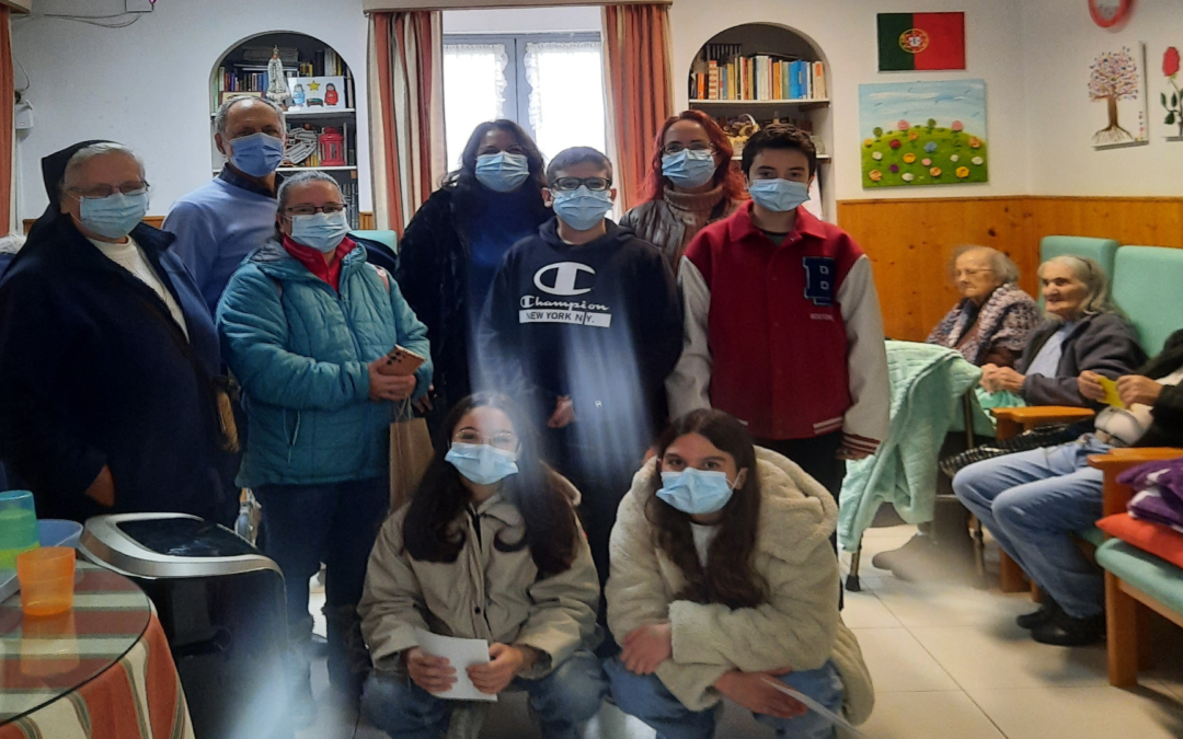 Catequese distribuiu postais de Natais por idosos