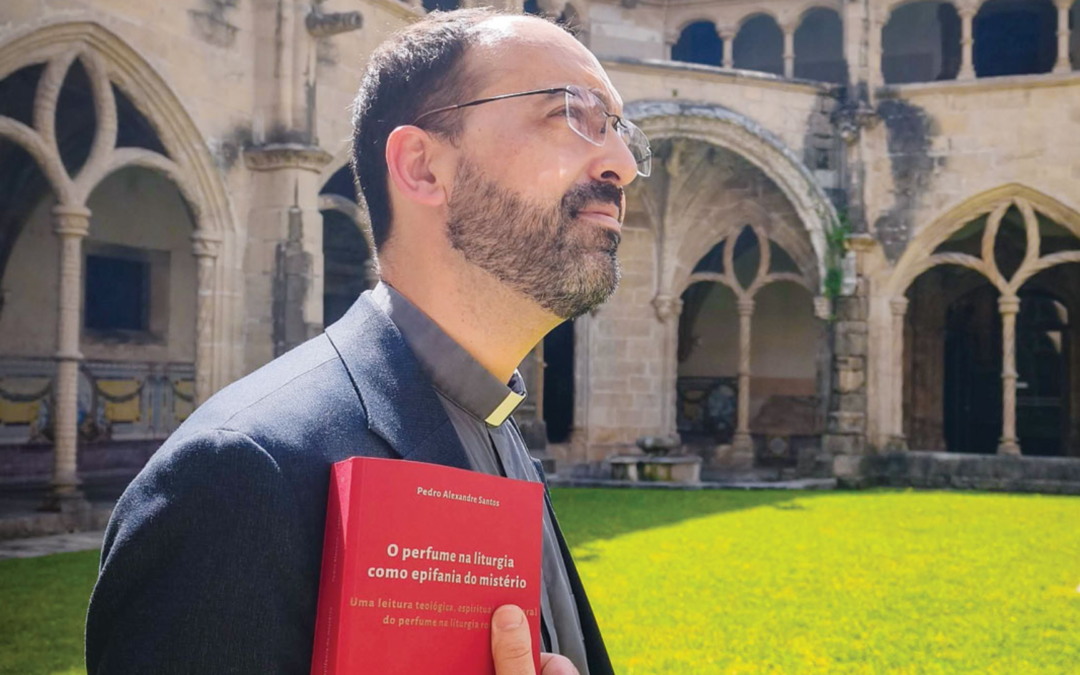 Padre Pedro Santos apresenta livro